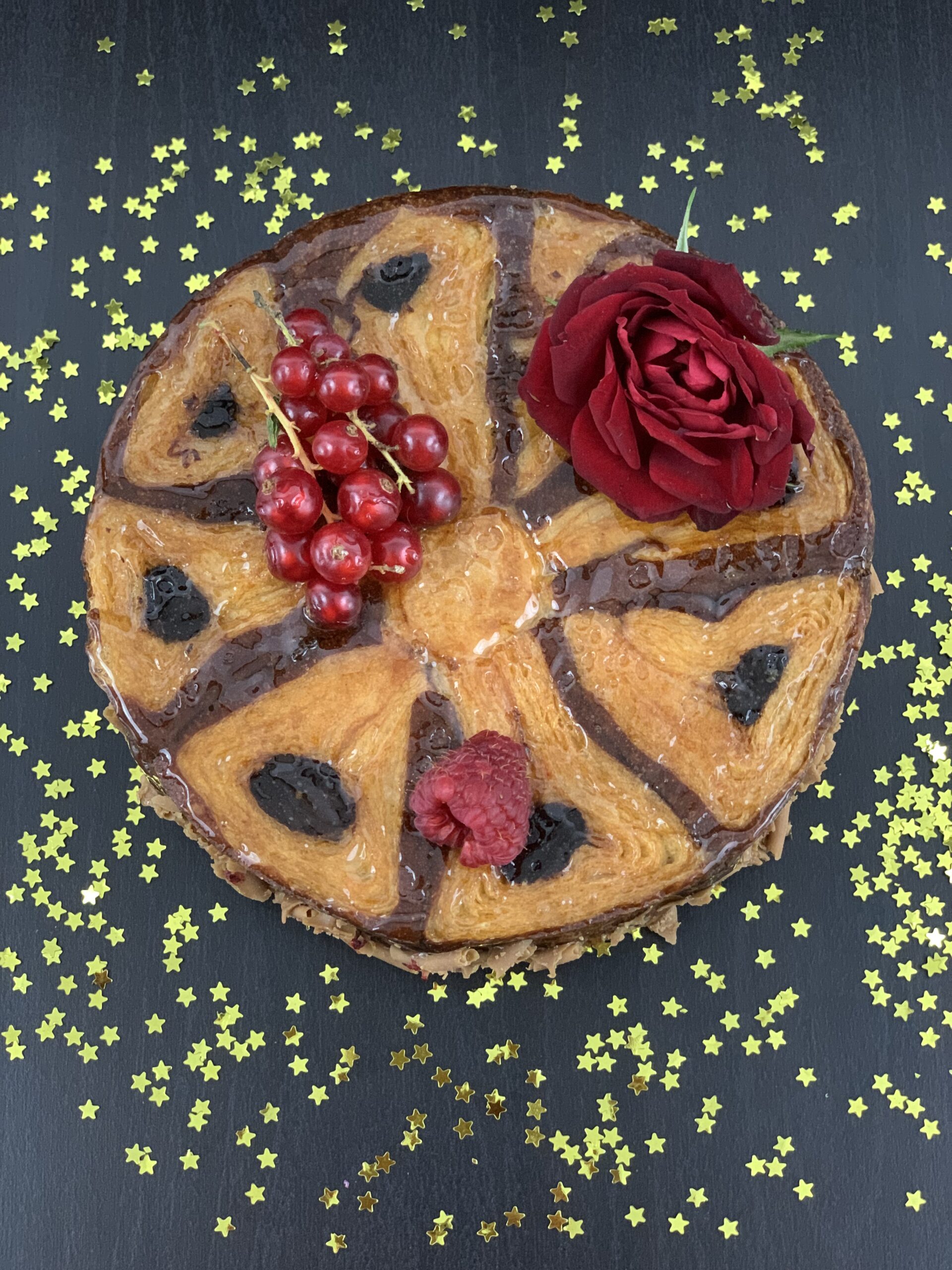 Galette artesana con rosa y frutos rojos