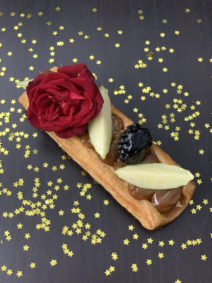 Tarta rectangular con rosa y mora