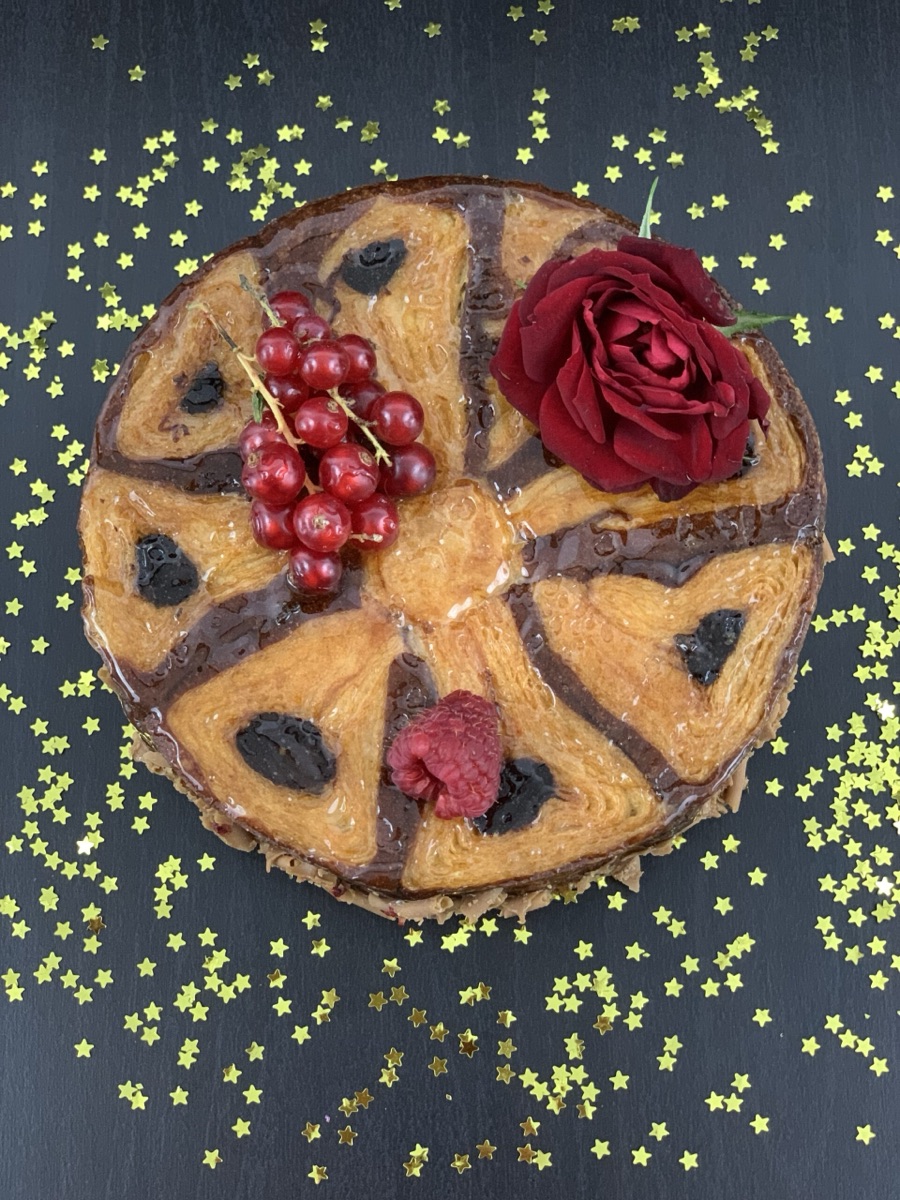 Galette artesana con rosa y frutos rojos