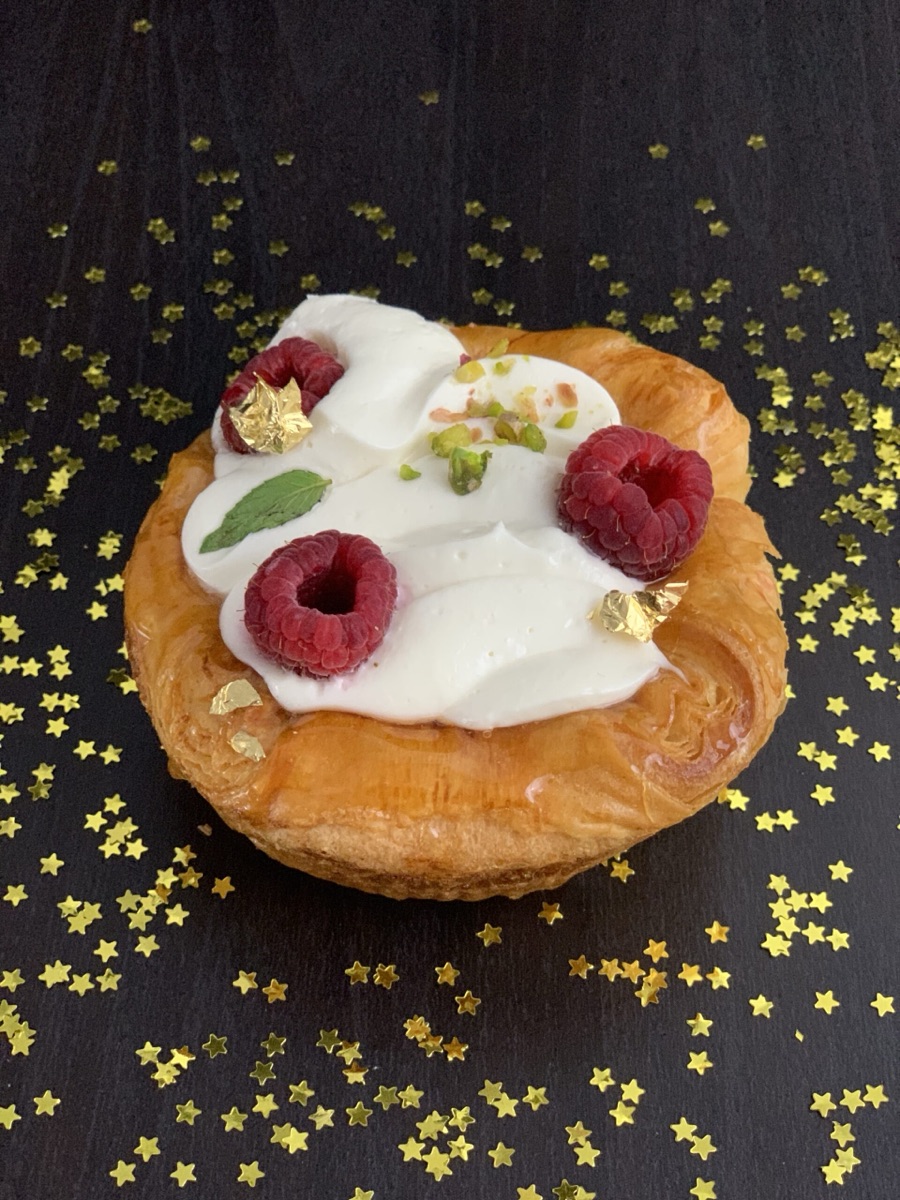 Danesa con frambuesas y crema