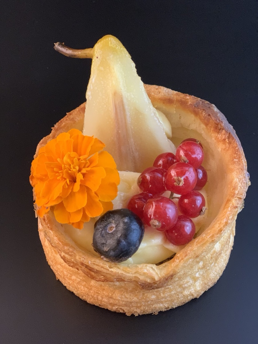 Hojaldre con pera, flores y grosellas