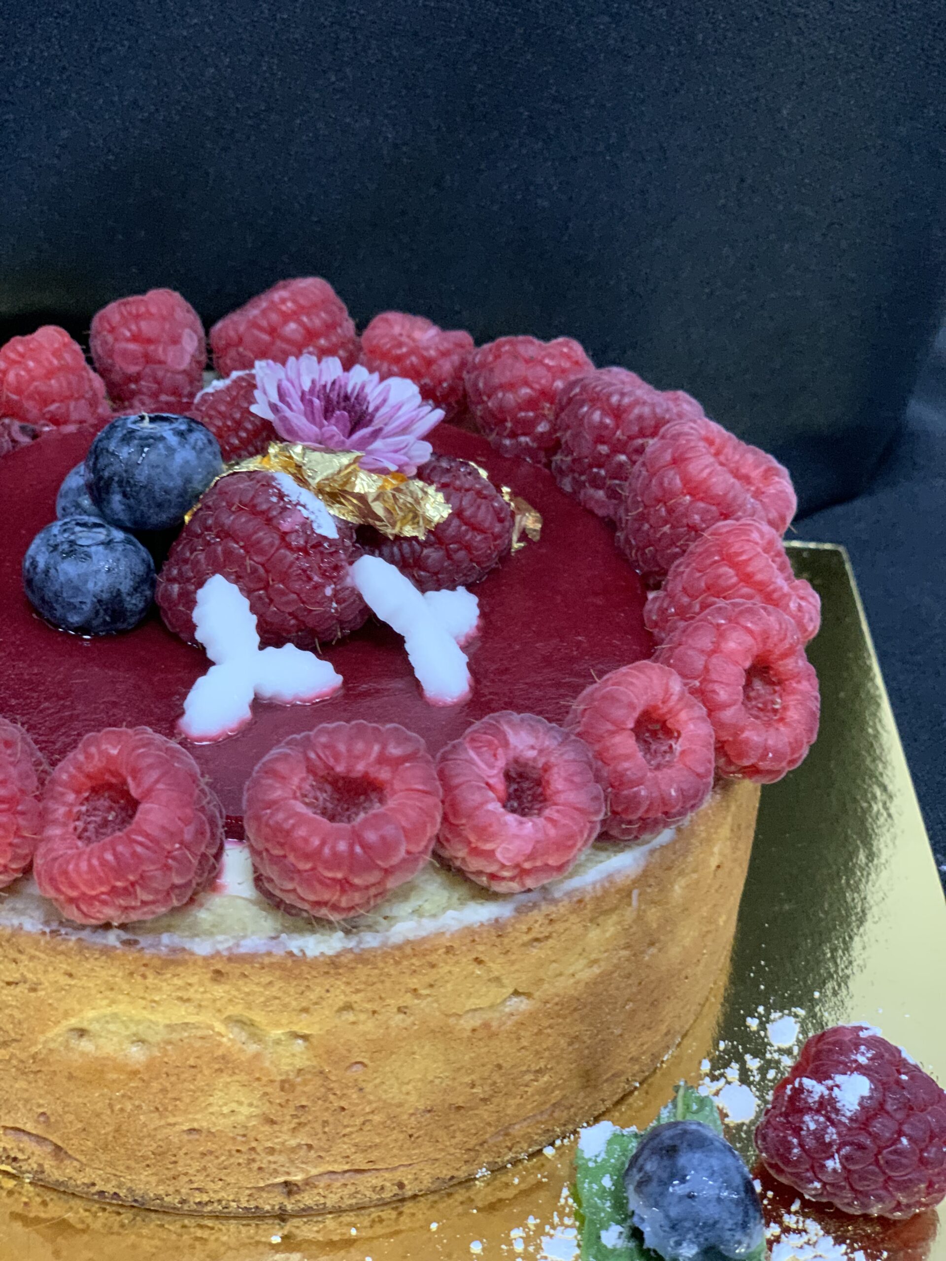 Tarta de frambuesas con detalles dorados